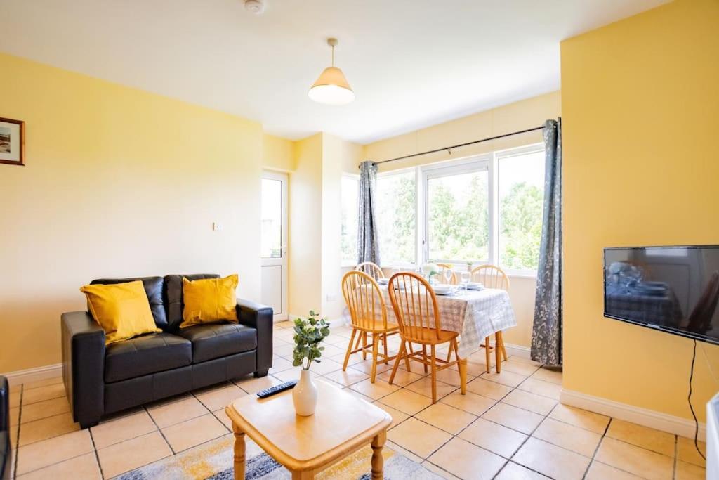 72 - Large Three Bed Apartment With Parking Galway Exteriér fotografie