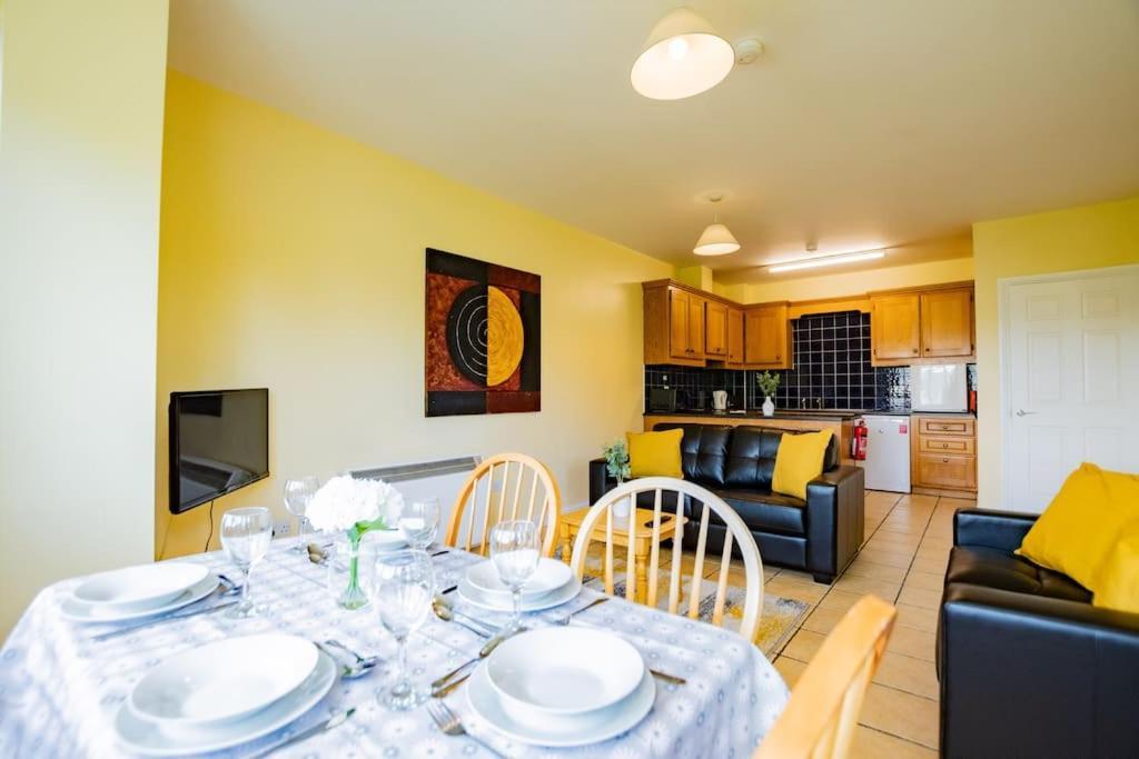 72 - Large Three Bed Apartment With Parking Galway Exteriér fotografie