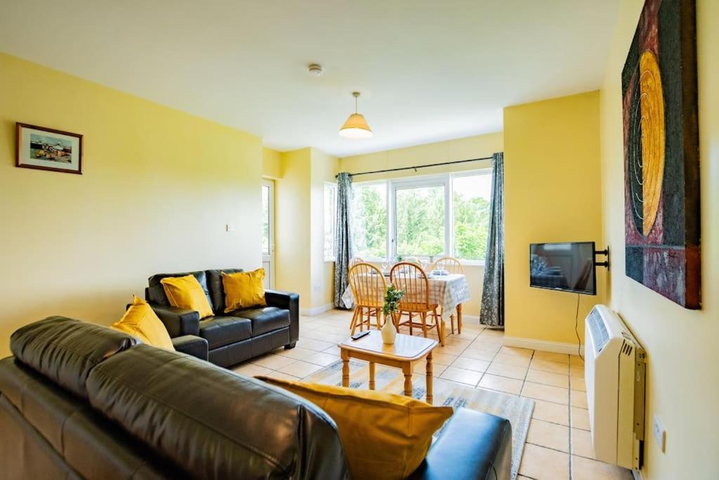 72 - Large Three Bed Apartment With Parking Galway Exteriér fotografie