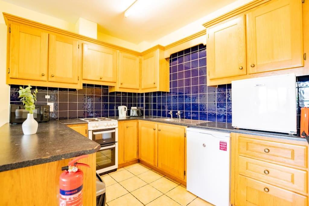 72 - Large Three Bed Apartment With Parking Galway Exteriér fotografie