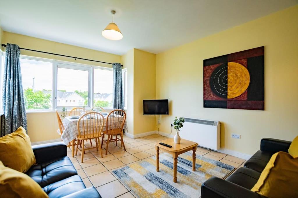 72 - Large Three Bed Apartment With Parking Galway Exteriér fotografie